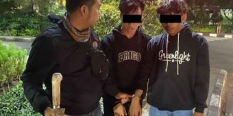 Diduga Anggota Perguruan Silat, Dua Pemuda Bersenjata Tajam Di Surabaya Diamankan Polisi
