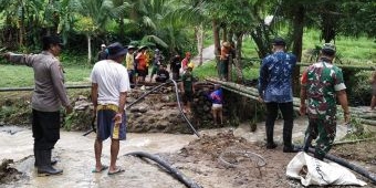 Tiga Hari Warga Sangkapura Bersihkan Material Longsor dan Banjir Bandang