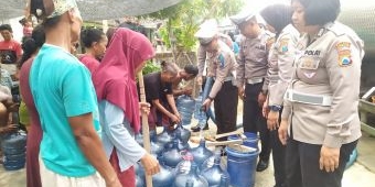 Satlantas Polres Jombang Salurkan Ribuan Liter Air Bersih di Kabuh