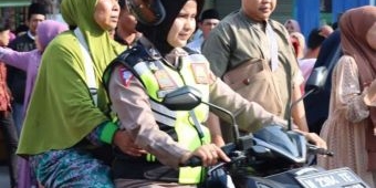 Polwan Cantik di Pamekasan Jadi Ojek Gratis untuk Jemaah Haji