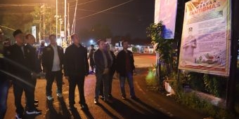 Pj Bupati Jombang Bersama KPU dan Tim Gabungan Mulai Bersihkan APK Memasuki Masa Tenang