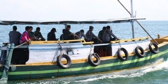 Pantau Keamanan Jalur Laut, Polisi dan KSOP Gelar Patroli Perairan Laut Probolinggo