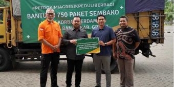 Petrokimia Gresik Bantu 750 Paket Sembako untuk Korban Banjir Luapan Kali Lamong