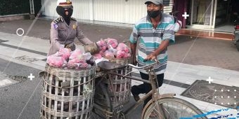Aksi Simpatik Ipda Wahyu Ningsih Bantu Dorong Sepeda Kakek Penjual Buah Naga
