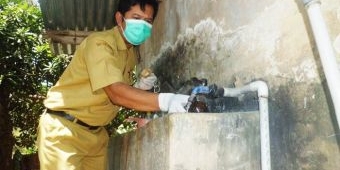 Cari Penyebab Keracunan Massal di Karangkuten Mojokerto, Tim Dinkes Ambil Sampel Air Sumur