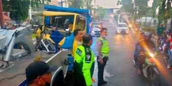 Diduga Ngantuk, Dump Truk di Sidoarjo Tabrak Truk Tangki Penyiram Tanaman