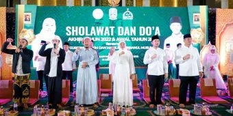 Gubernur Khofifah Ajak Ribuan Warga Jatim Berdoa Tahun 2023 Penuh Keberkahan dan Kebaikan