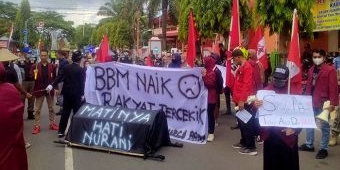 Protes Kenaikan Harga BBM, GMNI dan IMM Trenggalek Demo di DPRD