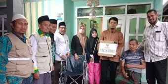 Wali Kota Probolinggo Bantu Korban Pohon Tumbang