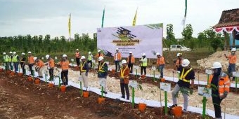 SIG Tanam Pohon Kaliandra Merah di Sumatera Barat dan Tuban