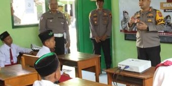 Kapolres Kediri Kota Mendadak Jadi Guru di MI dan MTs Miftahul Afkar Selotopeng