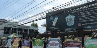 Tangkap Wahyu Kenzo, Karangan Bunga Hiasi Polresta Malang Kota