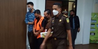 Diduga Korupsi, Kejari Gresik Tahan Mantan Kepala dan Nasabah Pegadaian Cabang Tambak Pulau Bawean