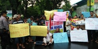 Tolak SSA, Ratusan Warga Jombang Gelar Demo di Jalan RE Martadinata