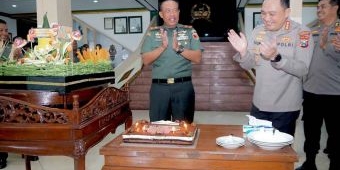 Peringati HUT Ke-78 TNI, Polrestabes Surabaya Berikan Surprise ke Markas Korem 084/BJ