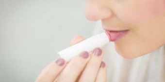 Manfaat Mengoleskan Lip Balm SPF Pada Bibir