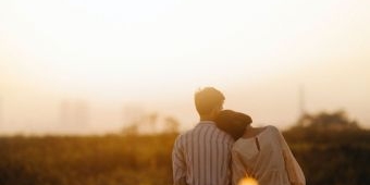 Menjaga Api Cinta Tetap Berkobar: Cara Menyegarkan Hubungan Pernikahan 