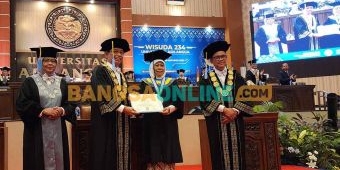 Khofifah Indar Parawansa Dianugerahi Gelar Doktor Honoris Causa dari Unair