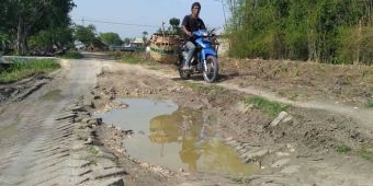 Jalan Penghubung Desa Sembunglor Baureno - Desa Temu Kecamatan Kanor Jadi 'Kolam Lele'