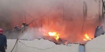 Gudang Kasur Busa di Sidoarjo Terbakar, Ledakan hingga Hancurkan Dinding