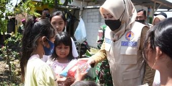 Tinjau Korban Terdampak Puting Beliung di Mojoanyar, Bupati Mojokerto Serahkan Bantuan Kemanusiaan