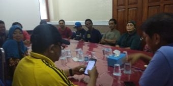 Tuntut Stan, Puluhan Pedagang Pasar Sidoharjo Datangi PD Pasar Lamongan