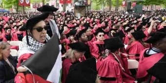 Ratusan Wisudawan Universitas Harvard Walk Out, Protes 13 Mahasiswa Tak Lulus karena Bela Palestina
