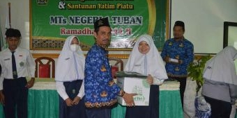 ​Jelang Akhir Ramadhan, MTs Negeri 1 Tuban Salurkan 713 Zakat Fitrah, Bingkisan dan Tas Sekolah