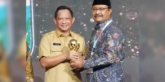 100 Persen Warga Kota Pasuran Terdaftar JKN, Gus Ipul Terima Penghargaan UHC