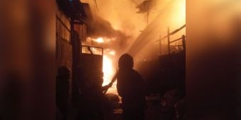 Gudang Rongsokan dan Mebel di Surabaya Ludes Terbakar, 1 Petugas PMK Terluka