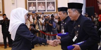 Lantik 184 Kepala Sekolah, Gubernur Khofifah Minta Tingkatkan Prestasi dan Jaga Integritas