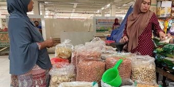 Pedagang Pasar Besar Ngawi Keluhkan Kenaikan Harga Beras Meski Sudah Ada SPHP dari Bulog