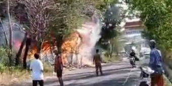 Gubuk Tak Berpenghuni di Pamekasan Terbakar, 5 Unit Mobil Damkar Dikerahkan