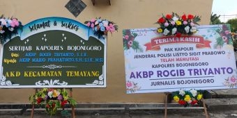 Jurnalis Bojonegoro Kirim Karangan Bunga ke Mapolres atas Dimutasinya Rogib Triyanto