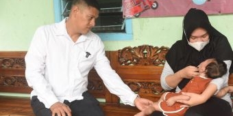 Mas Abu Beri Bantuan Penunjang Berobat untuk Orang Tua Bayi Penderita Epilepsi Suspec Ensefali