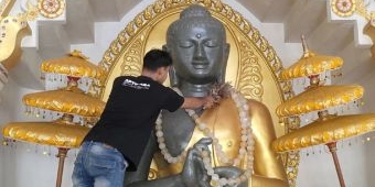 Jelang Peringatan Waisak, Patung Buddha di Vihara Jayasaccako Kediri Dibersihkan