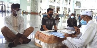 Warga Kulit Hitam Amerika Ikrar Syahadat di Masjid Al-Akbar Surabaya
