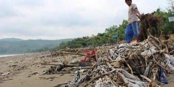 Pantai Sidem Tulungagung Dipenuhi Sampah, Pengunjung Kecewa