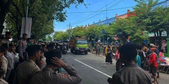 Pedagang Pasar Larangan Blokade Jalan, Ada Apa?