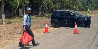 Diduga Ngantuk, Mobil Suzuki Ignis di Tol Waru-Sidoarjo Terbalik