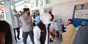 Tinjau Serbuan Vaksin di SMAN 2 Surabaya, Kapolda: Saya Bangga Pernah Sekolah di Sini