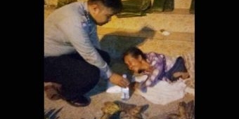 Anggota Satbinmas Polres Sampang Sahur Bersama PKL