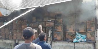 Diduga Alami Korsleting pada Bagian Mesin, Sebuah Truk di Sidoarjo Terbakar