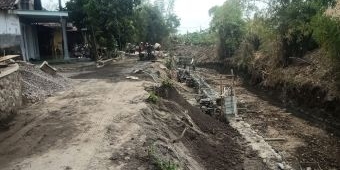 Cegah Abrasi Jalan, BBWS Brantas Pasang TPT di Desa Ngerong