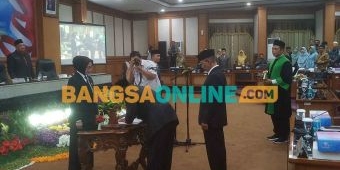 Nur Saidah Lantik Arif Rosyidi dan Mubin Jadi Anggota DPRD Gresik PAW