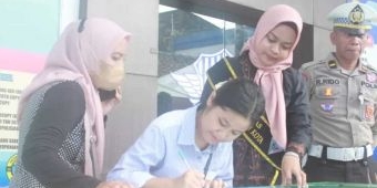 Peringati Hari Kartini, Petugas Satpas Layani Pemohon SIM Sambil Kenakan Kebaya
