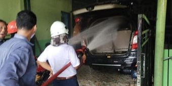 Usai Dibuat Jalan-Jalan, Innova Warga Sidorukun Gresik Terbakar