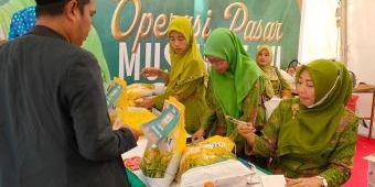 Meriahkan Puncak Satu Abad NU, Muslimat dan Pemprov Jatim Gelar Operasi Beras Murah