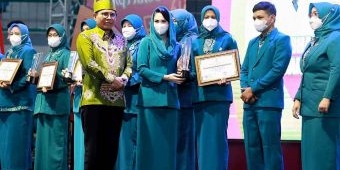 Raih Terbaik II Pelaksana 10 Program Pokok PKK, Bunda Fey Terima Penghargaan dari Arumi Bachsin