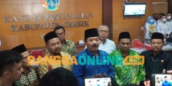 Menteri ATR/BPN Serahkan Sertifikat Tanah untuk PCNU dan PD Muhammadiyah Gresik